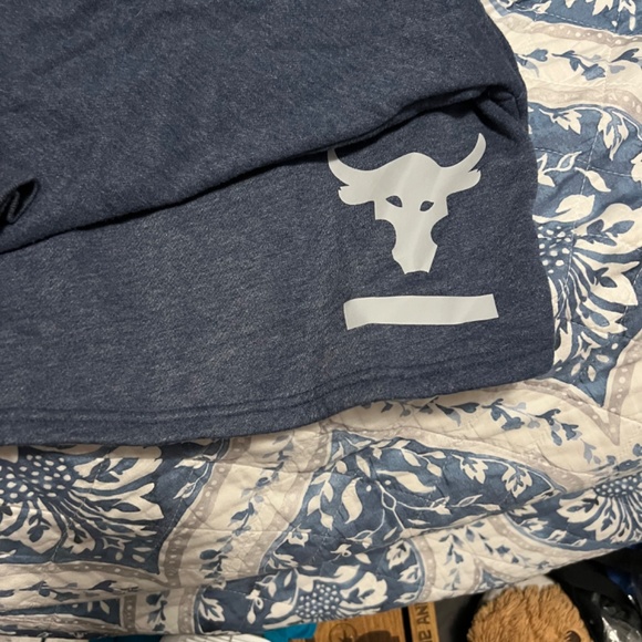 Cropped project rock hoodie - Picture 3 of 5